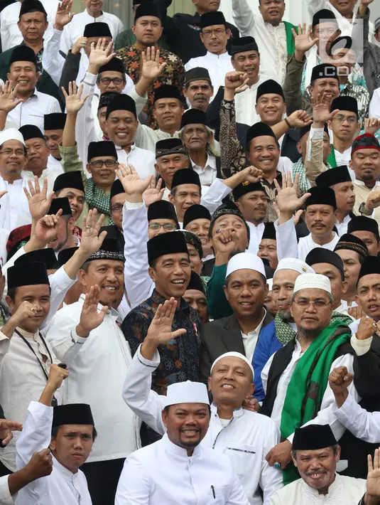 Presiden Joko Widodo  foto bersama dengan para kiai dan habib se-Jadetabek  (Jakarta, Depok, Tangerang, Bekasi) usai pertemuan di Istana Negara, Jakarta, Kamis (7/2). (Liputan6.com/Angga Yuniar)