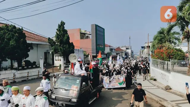 Aksi damai Sukabumi peduli Rafah, Palestina, long march hingga depan Balai Kota Sukabumi (Liputan6.com/Fira Syahrin).