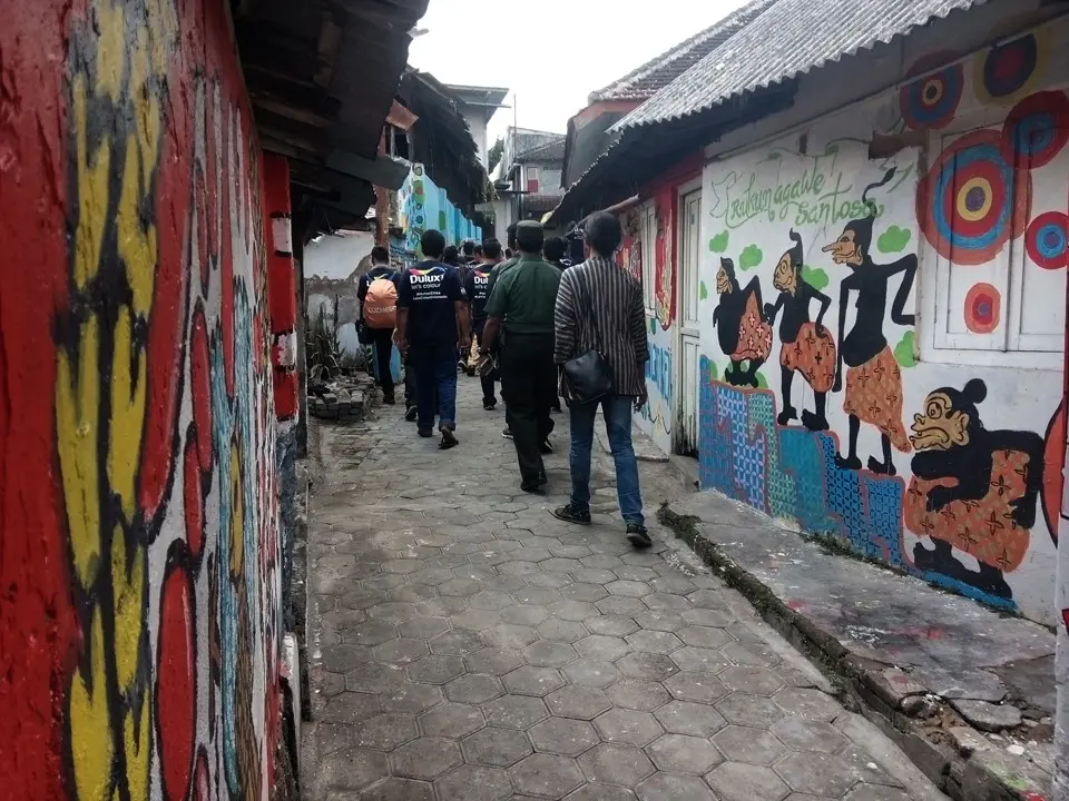 Beragam mural mulai dari mobil hingga tokoh pewayangan menghiasi dinding-dinding rumah di kawasan Purwokinanti, Pakualaman, Kota Yogyakarta. (Liputan6.com/Yanuar H)