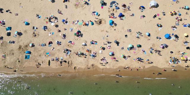 Diterjang Gelombang Panas Ekstrem, Warga Inggris Padati Pantai Bournemouth