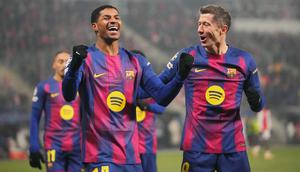 Pemain Barcelona, Robert Lewandowski dan Marcus Rashford, melakukan selebrasi setelah mencetak gol ke gawang Slavia Prague dalam laga matchday ketujuh Liga Champions 2025/2026 di Fortuna Arena, Republik Ceska, Kamis (22/1/2026) dini hari WIB. (AP Photo/Petr David Josek)