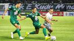Irfan Jaya (kanan) sejatinya hanya sebentar menyapa mantan timnya. Ia masuk di menit keempat injury time babak kedua. Walau sebentar, ia langsung mendapatkan 'kado' selamat datang dari bek Persebaya, Rizky Ridho (tengah). (Bola.com/Wahyu Pratama)