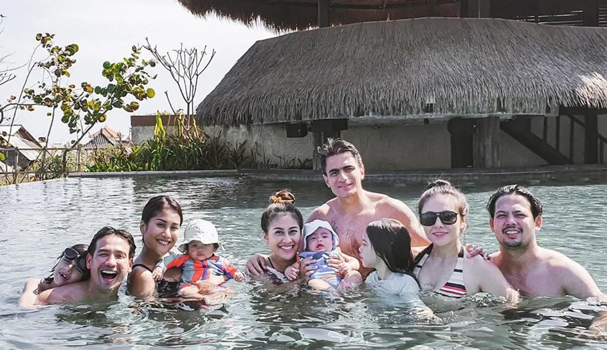 Tarra Budiman dan Gya Sadiqah terlihat menikmati liburan mereka bersama Wulan Guritno. Ternyata kakak Gya, Gadis Sadiqah menikah dengan adik Wulan Guritno yang bernama Danar Guritno. (Liputan6.com/IG/@tarrabudiman)