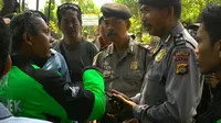Polisi bubarkan driver Go-jek yang berdemo di depan kantor Gubernur Bali (Foto: Dewi Divianta)