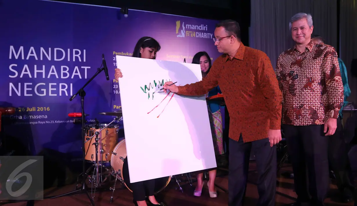 Menteri Pendidikan dan Kebudayaan (Mendikbud) Anies Baswedan membuka pemeran karya seni bertajuk "1001 Kesempatan Pendidikan Untuk Anak Indonesia" pada acara Mandiri Art Charity Mandiri- Sahabat Negeri di Jakarta, Sabtu (23/7). (Liputan6.com/Angga Yuniar)