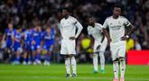 Reaksi Vinicius Junior dari Real Madrid saat pemain Getafe, Martin Satriano, merayakan gol bersama rekan-rekan setimnya dalam pertandingan pekan ke-26 La Liga 2025/2026 di Stadion Bernabeu, Madrid, Spanyol, Senin 2 Maret 2026 waktu setempat atau Selasa (3/3/2026) dini hari WIB. Hasil mengejutkan terjadi di laga terakhir pekan ke-26 La Liga 2025/2026. (AP Photo/Manu Fernandez)