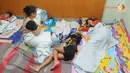 Tak hanya anak-anak, beberapa bayi pun terpaksa ikut mengungsi akibat tingginya banjir di rumah mereka (Liputan6.com/Herman Zakharia). 
