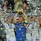 Kiper Real Madrid Iker Casillas mengangkat trofi Piala Super UEFA setelah mengalahkan Sevilla di Stadion Cardiff City di Cardiff, Wales selatan pada 12 Agustus 2014. (AFP/GLYN KIRK)