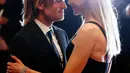 Nicole Kidman dan musisi Keith Urban saling tatap saat berpose seusai pemutaran film The Killing Of A Sacred Deer di karpet merah Festival Film Cannes, 22 Mei 2017. Nicole dan Keith selalu menunjukkan sisi mesra di hadapan publik (AP Photo/Thibault Camus)