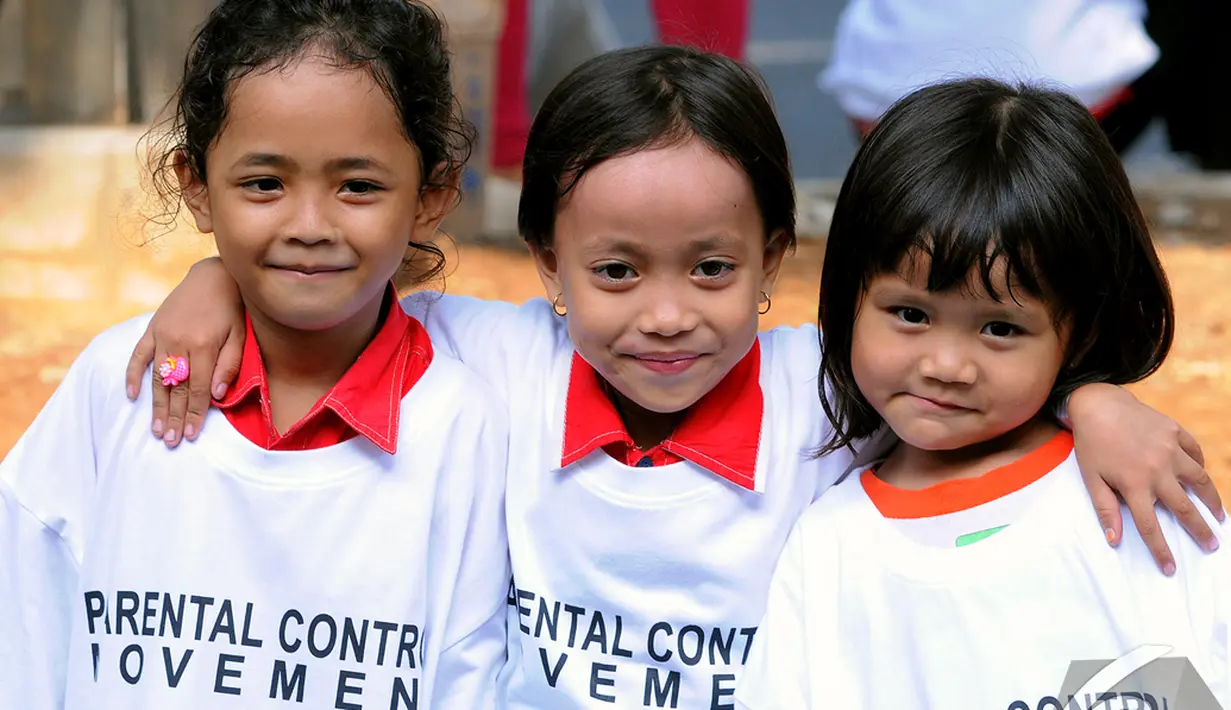 Tiga orang bocah lucu berpose bersama saat di acara "Save Our Children", Jakarta, Minggu (23/11/2014) (Liputan6.com/Faisal R Syam)