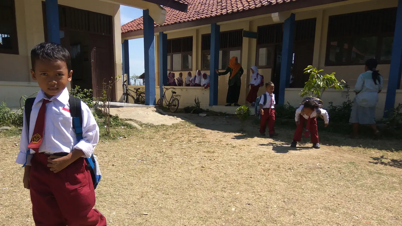 Guru SD Negeri Terpaksa Numpang Ngantor di Tempat Pelelangan Ikan