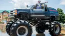 Warga menurunkan barangnya truk raksasa saat kembali ke rumah mereka di Port Arthur, Texas, AS (1/9). Truk raksasa ini menjadi salah satu kendaraan yang diandalkan usai Badai Harley menghantam Texas. (AFP Photo/Emily Kask)