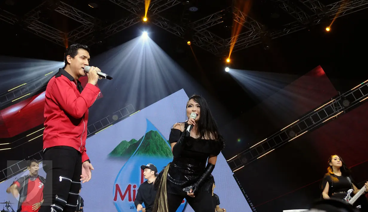 Vokalis band Kotak Tantri (tengah) tampil berduet dengan Arda Naff di The Biggest Concert Long Live Kotak x Anggun di Studio6 Emtek City, Jakarta, Rabu (23/11). Konser ini juga bagian perayaan 12 tahun Kotak berkarya. (Liputan6.com/Helmi Fithriansyah)
