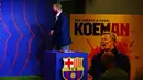 Pelatih baru Barcelona, Ronald Koeman, saat tiba di lokasi acara perkenalan di Barcelona, Rabu (20/8/2020).  Koeman resmi menjadi pelatih Barcelona untuk dua tahun kedepan. (AP/Joan Monfort)