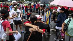 Pengunjung CFD melakukan aksi berpelukan di Bundaran HI, Jakarta (13/11). Kegiatan "Share For Love" yang difasilitasi komunitas Couchsurfing Indonesia ini dalam rangka meredakan ketegangan di masyarakat pasca aksi 4/11 lalu. (Liputan6.com/Faizal Fanani)