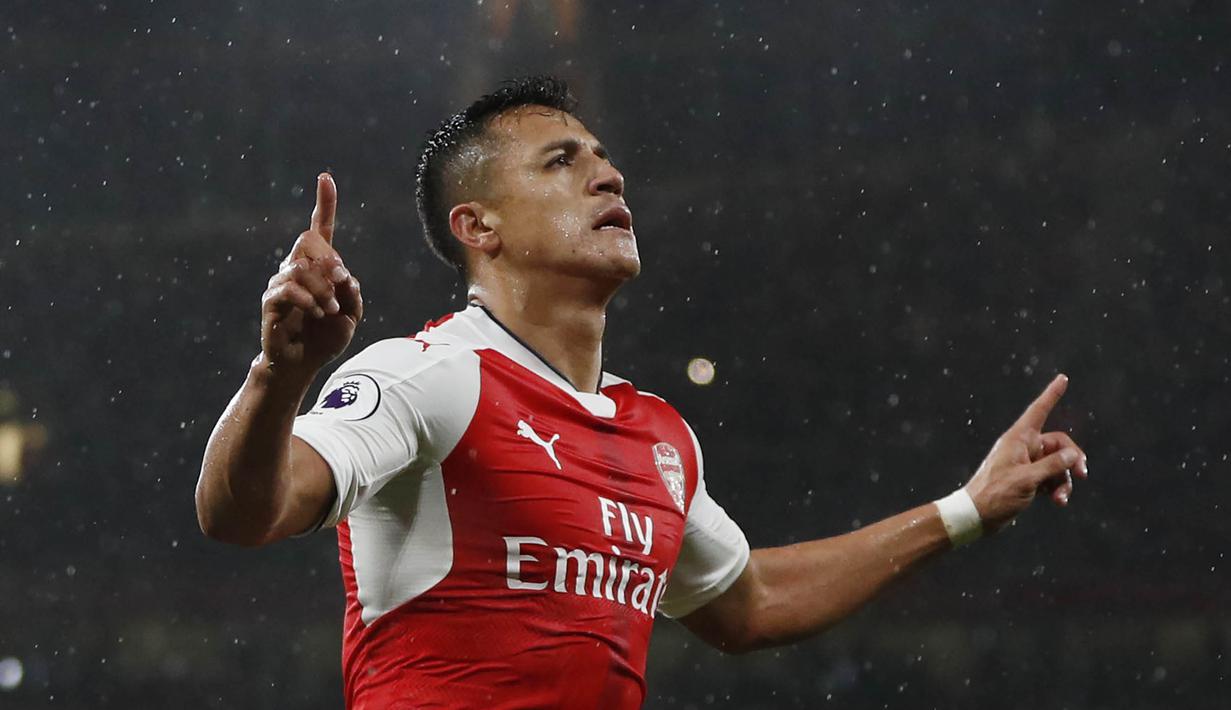 Striker Arsenal, Alexis Sanchez, melakukan selebrasi usai mencetak gol ke gawang Sunderland di Stadion Emirates (16/05/2017). (AFP/Adrian Dennis)