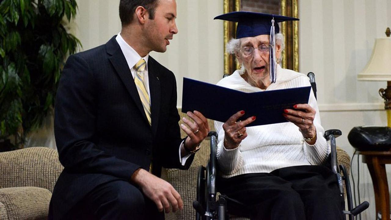 Tangis Haru Nenek yang Diwisuda Setelah 79 Tahun Berjuang