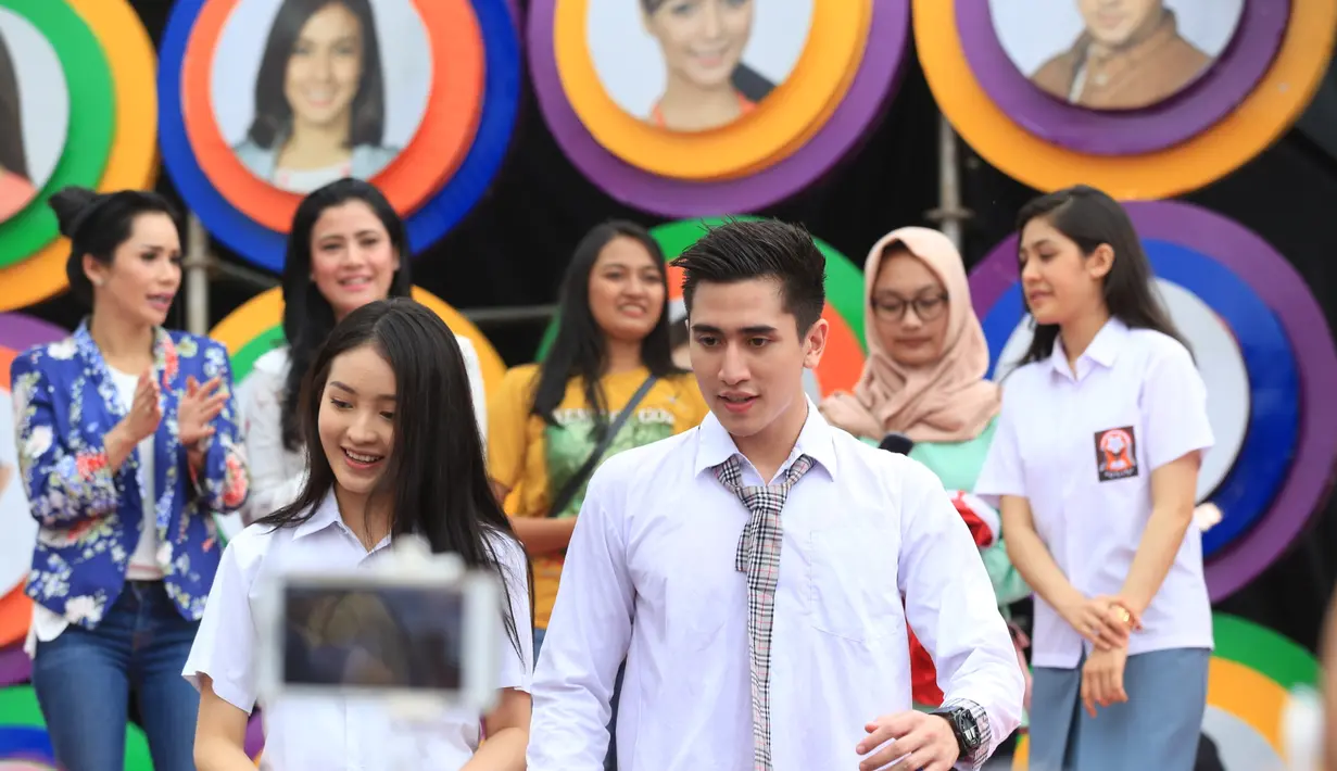Meet and Greet Sinemart All Star dilangsungkan jelang penayangan perdana sinetron tersebut di SCTV. Hujan, tak menyurutkan para pengunjung yang hadir. (Adrian Putra/Bintang.com)