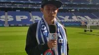 Evan Dimas Darmono saat diwawancarai televisi La Liga di markas RCD Espanyol, Estadio Cornella-El Prat. (Bola.com/La Liga)