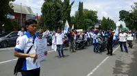 Para buruh FSPMI Cirebon Raya menggelar aksi May Day dengan aksi turun  ke jalan menolak PP Pengupahan hingga menawal pemilu. Foto (Liputan6.com / Panji Prayitno)