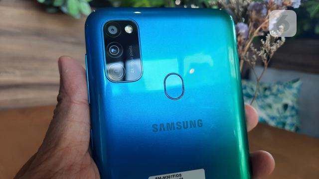 Di bodi belakang Galaxy M30s terdapat tiga kamera utama 48MP, 8MP, dan 5MP serta fingerprint scanner. (Liputan6.com/ Agustin Setyo W).