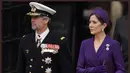 Putri Mahkota dari Denmark Mary, mengenakan gaun ungu yang berkontraksi indah dengan bros turqoise yang merupakan hadiah dari ibu mertuanya, Ratu Margrethe II dari Denmark. Ia mengenakan riasam kepala yang serasi dengan waena bajunya. @dedanskekongehus.