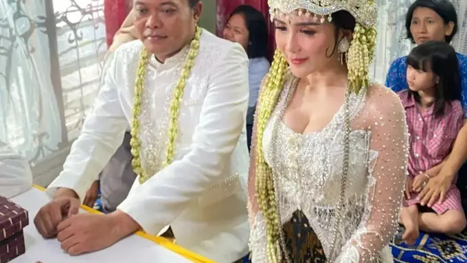 Pakai Busana Penganting, Ini 6 Potret Sule dan Ucie Sucita yang Jadi Sorotan