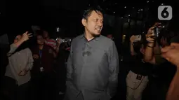 Ketika ditanya wartawan usai diperiksa KPK, Ketua Bidang Ekonomi Pengurus Besar Nahdlatul Ulama (PBNU), Aizzudin Abdurrahman (AIZ) membantah menerima uang dalam kasus dugaan korupsi kuota dan penyelenggaraan haji. Tampak dalam foto, Ketua Bidang Ekonomi Pengurus Besar Nahdlatul Ulama (PBNU), Aizzudin Abdurrahman (AIZ) berjalan meninggalkan Gedung Merah Putih Komisi Pemberantasan Korupsi (KPK) usai menjalani pemeriksaan, Jakarta, Selasa (13/1/2026). (Liputan6.com/Helmi Fithriansyah)