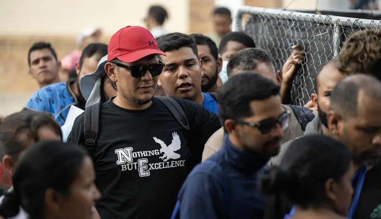Banyak migran yang menunggu di terminal bus karena mereka terpisah dari keluarga setelah menyeberang ke Amerika. (ANDREW CABALLERO-REYNOLDS / AFP)