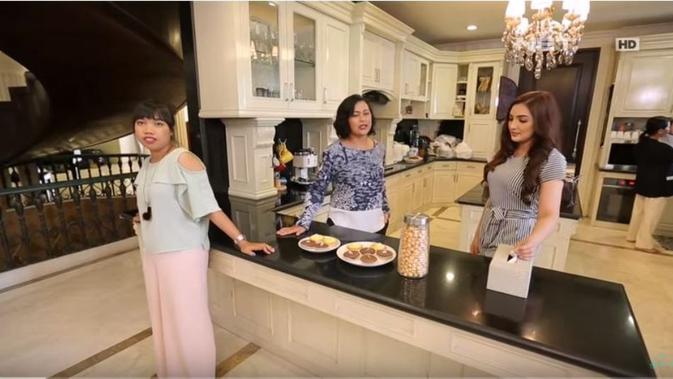Dapur di rumah Anang Hermansyah dan Ashanty. (foto: Youtube 'SarahSechanNet)