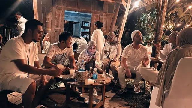 Bertemu Idola, Ini 7 Potret Kebersamaan Zaskia Adya Mecca dan Dave Moffatt