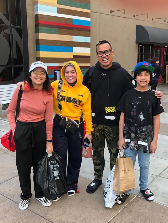 "Saya sarjana ilmu politik yang dilarang untuk berpolitik sama istri. Cinta (anak) bilang, ‘udah lah pah enggak usah ikut politik-politik’," ujar Uya Kuya. (Instagram/king_uyakuya)