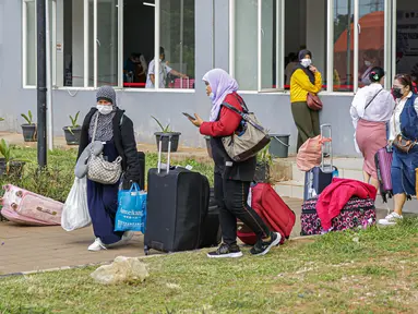 Warga negara Indonesia (WNI) usai menjalani isolasi di RSDC Wisma Atlet Pademangan, Jakarta, Selasa (15/6/2021). Pemerintah mewajibkan WNI yang baru tiba di Indonesia untuk melakukan isolasi selama lima hari guna menghindari penularan COVID-19. (Liputan6.com/Faizal Fanani)