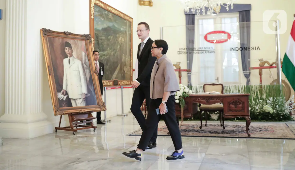 Menlu RI Retno Marsudi bersama Menlu Hungaria Péter Szijjártó bersiap melakukan pertemuan di Gedung Pancasila, Kementerian Luar Negeri, Jakarta, Kamis (23/1/2020). Pertemuan tersebut membahas hubungan birateral kedua bela negara di bidang ekonomi. (Liputan6.com/Faizal Fanani)