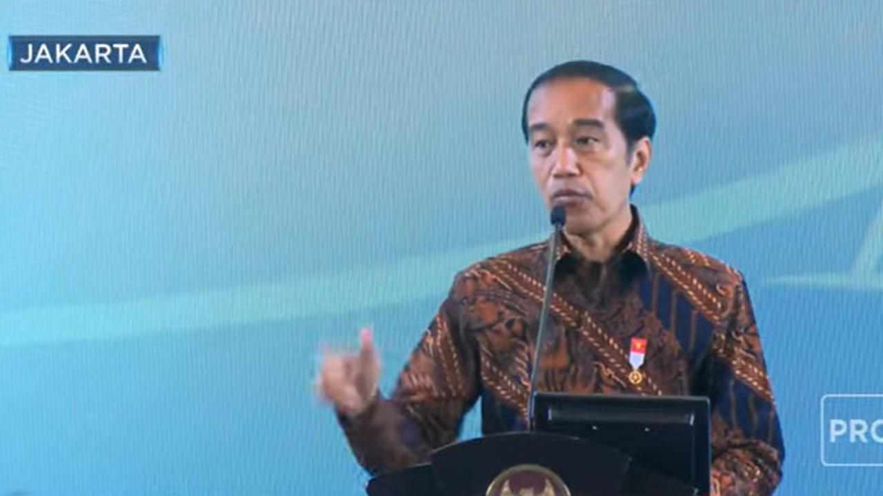 Presiden Joko Widodo (Jokowi) mengaku tak menyesal saat memutuskan untuk tidak melakukan lockdown pada saat awal Covid-19 menghampiri di Indonesia.