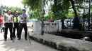 Polisi melakukan olah TKP di lokasi kecelakaan Ketua DPR, Setya Novanto di kawasan Permata Hijau, Jakarta, Jumat (17/11). Dari olah TKP, polisi menyimpulkan kecelakaan yang menimpa Setnov itu kecelakaan tunggal. (Liputan6.com/Helmi Fithriansyah)