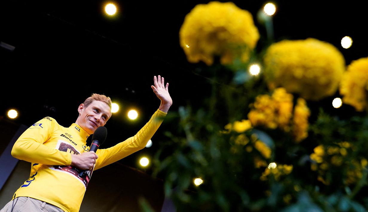 Pembalap tim Jumbo-Visma, Jonas Vingegaard menyapa para penggemar di Tivoli Gardens, Kopenhagen, Denmark pada 27 Juli 2022, beberapa hari setelah menjuarai balapan sepeda Tour de France 2022 di Paris. (AFP/Ritzau Scanpix/Mads Claus Rasmussen)