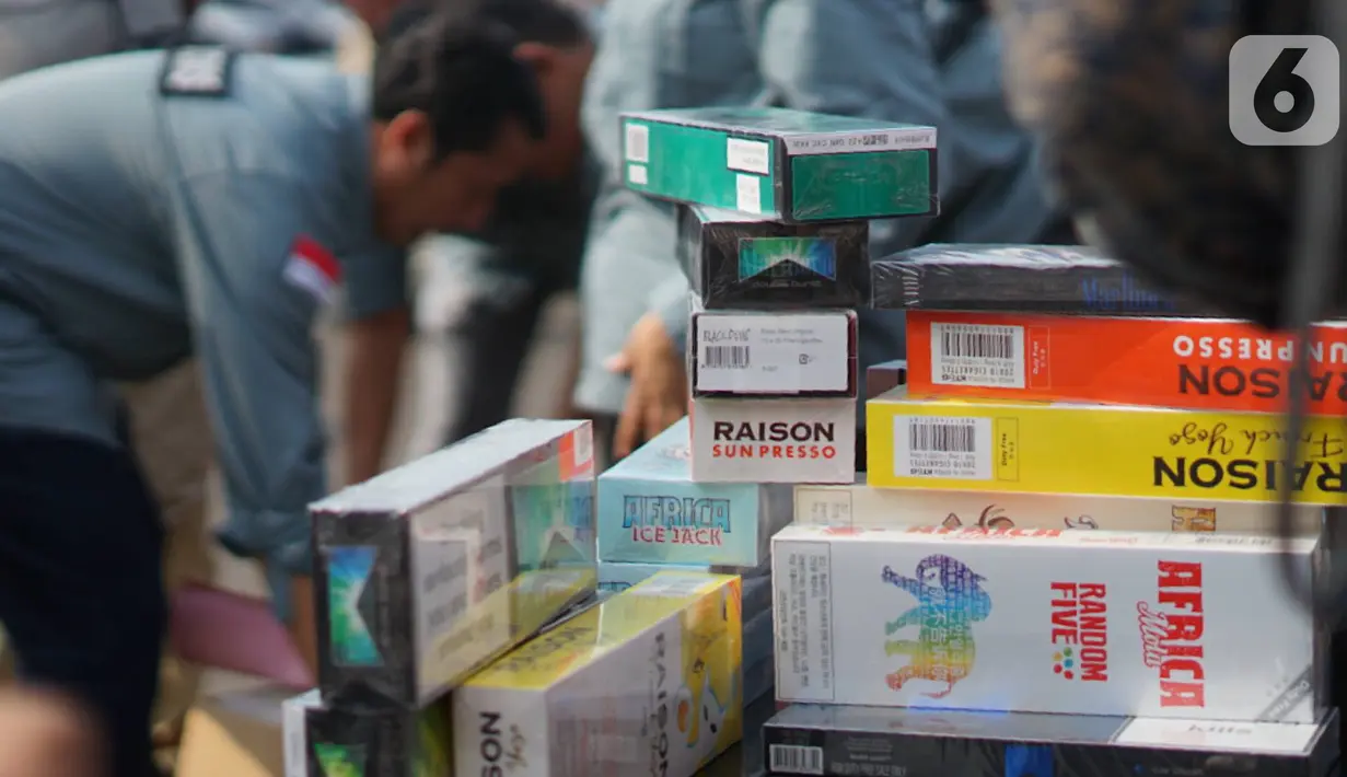 Barang bukti hasil penindakan barang kena cukai di Kantor Pusat Bea Cukai, Jakarta, Jumat (25/10/2019). Petugas mengamankan 8.074.940 batang rokok, 135.270 batang rokok elektrik, 21.650 gram tembakau iris, 2.700 batang cerutu, hingga 228 botol miras tanpa pita cukai. (Liputan6.com/Immanuel Antonius)