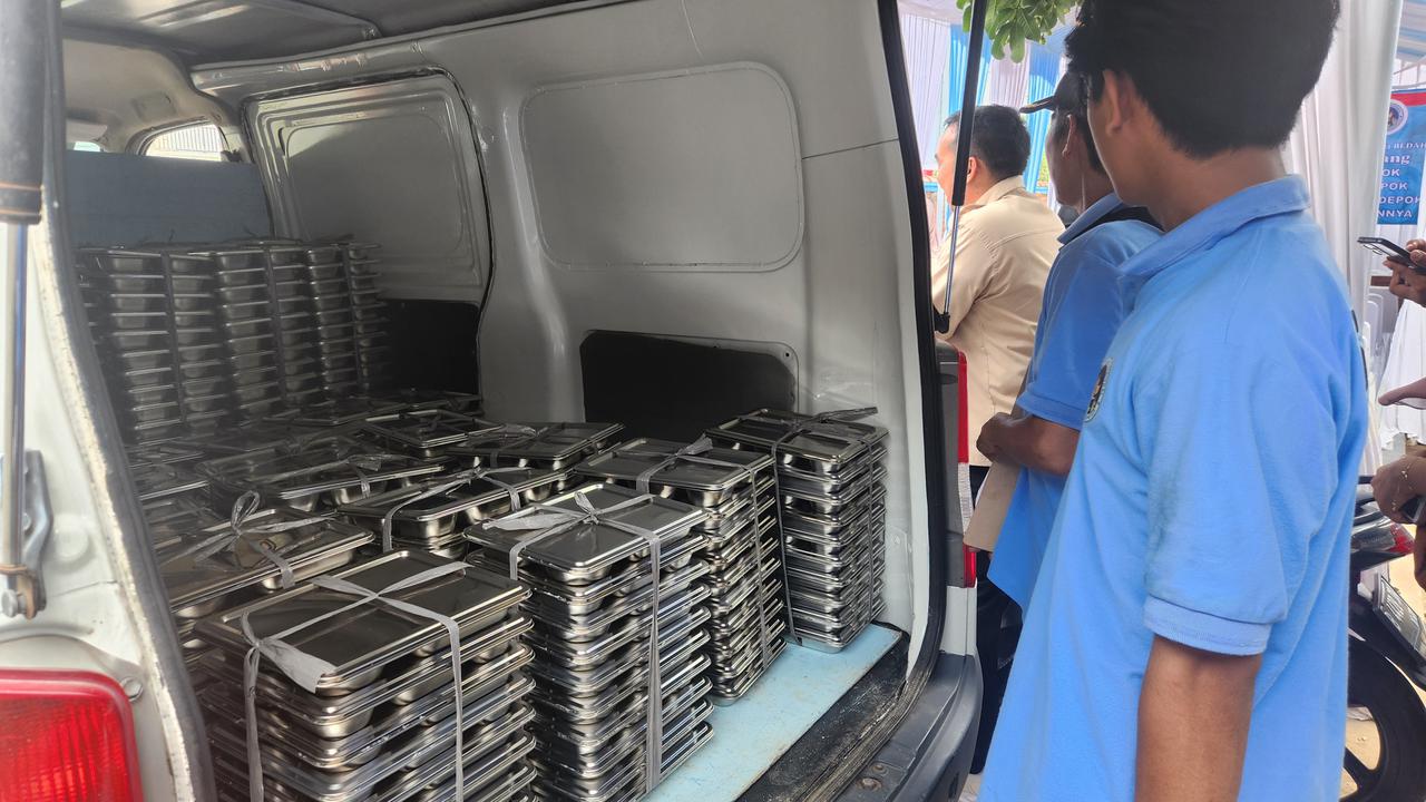 Sejumlah MBG dalam kemasan ompreng akan diantarkan dapur SPPG di wilayah Sawangan, Depok.