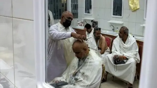 Pangkas rambut di Mina biasanya melayani 6.000 pelanggan pada hari terakhir haji. (HAZEM BADER/AFP)