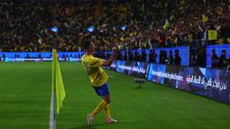 Selebrasi pemain Al Nassr, Cristiano Ronaldo, setelah mencetak gol ke gawang Al Ettifaq dalam pertandingan lanjutan Saudi Pro League 2023/2024 yang berlangsung di Al Awwal Park, Jumat (22/12/2023). (X/Al Nassr FC)