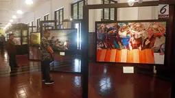 Pengunjung melihat karya foto yang dipamerkan di Museum Mandiri, Jakarta, Kamis (27/7). Pameran foto tersebut diikuti oleh 7 negara yaitu Vietnam, Singapura, Malaysia, Thailand, Australia, Belanda, Inggris dan Indonesia. (Liputan6.com/Pool)