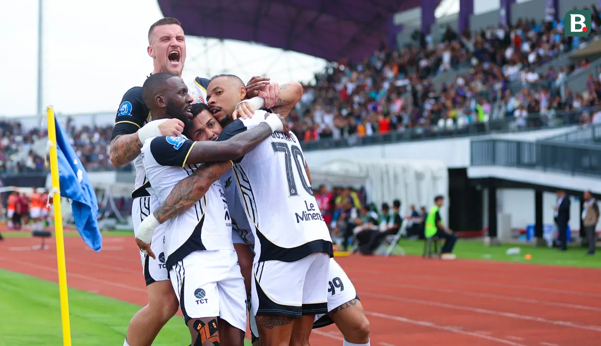 Gustavo Almeida (kanan), Maxwell Souza, dan sejumlah pemain Persija Jakrta merayakan gol ke gawang Persita Tangerang dalam laga BRI Super League 2025/2026 di Indomilk Arena, Tangerang, Banten, Jumat (30/01/2026). (Bola.com/Muhammad Iqbal Ichsan)