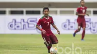 Gelandang Timnas Indonesia, Gian Zola, bermain selama 45 menit saat takluk 1-3 dari Myanmar dalam laga uji coba di Stadion Pakansari, Cibinong, Kabupaten Bogor, Selasa (21/3/2017). (Bola.com/Vitalis Yogi Trisna)