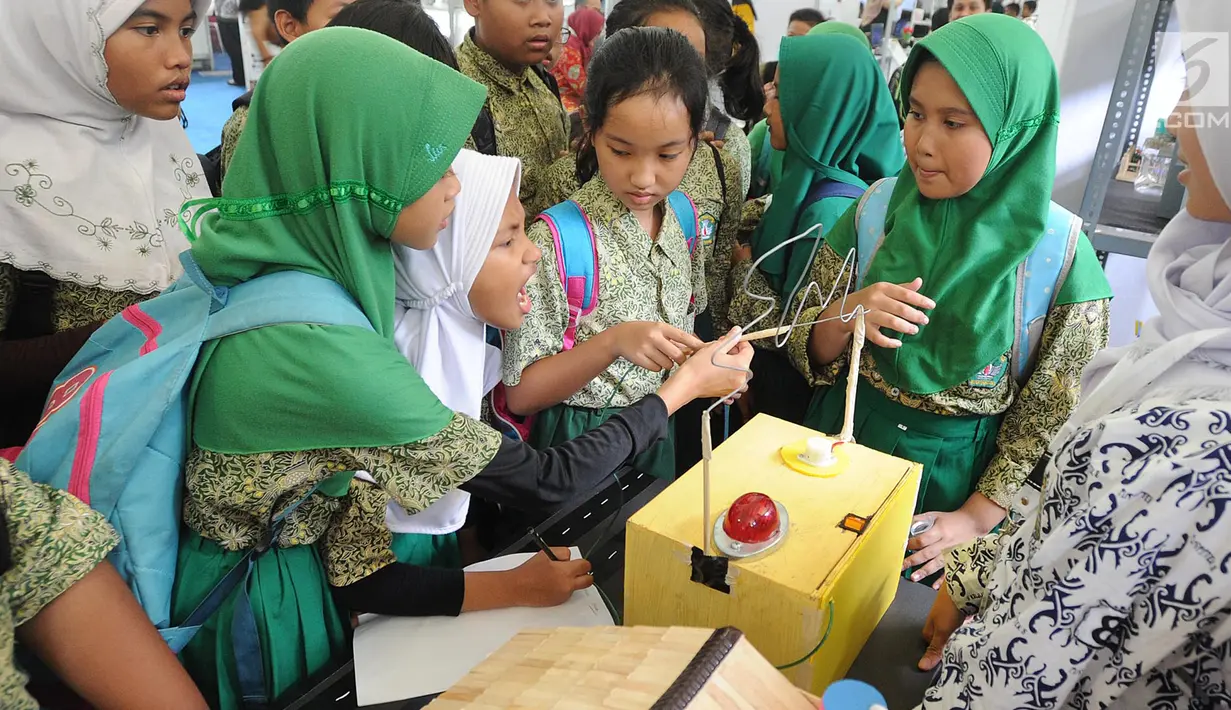Murid-murid SD mencoba cara kerja dinamo listrik saat kegiatan Puspiptek Innovation Festival (PIF) 2018 di kawasan Puspiptek, Setu, Tangerang Selatan, kamis (27/9). PIF 2018 berlangsung hingga 30 September. (Merdeka.com/Arie Basuki)