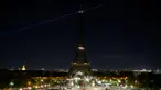 Lampu Menara Eiffel di Paris, dimatikan pada Rabu (21/10/2020). Kondisi gelap gulita itu untuk memberikan penghormatan terhadap Samuel Paty, seorang guru sejarah yang dipenggal kepalanya pada Jumat (16/10) lalu. (GEOFFROY VAN DER HASSELT / AFP)