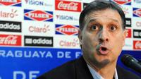 Pelatih Timnas Paraguay asal Argentina, Gerardo &quot;Tata&quot; Martino, dalam konferensi pers saat rilis skuad preliminay La Albirroja di markas besar Asosiasi Sepakbola Paraguay di Asuncion, 4 Mei 2010. AFP PHOTO / Norberto DUARTE