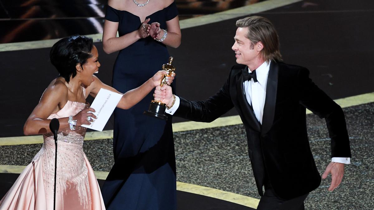 FOTO: Ekspresi Brad Pitt Bawa Pulang Piala Oscar Pertamanya - Foto