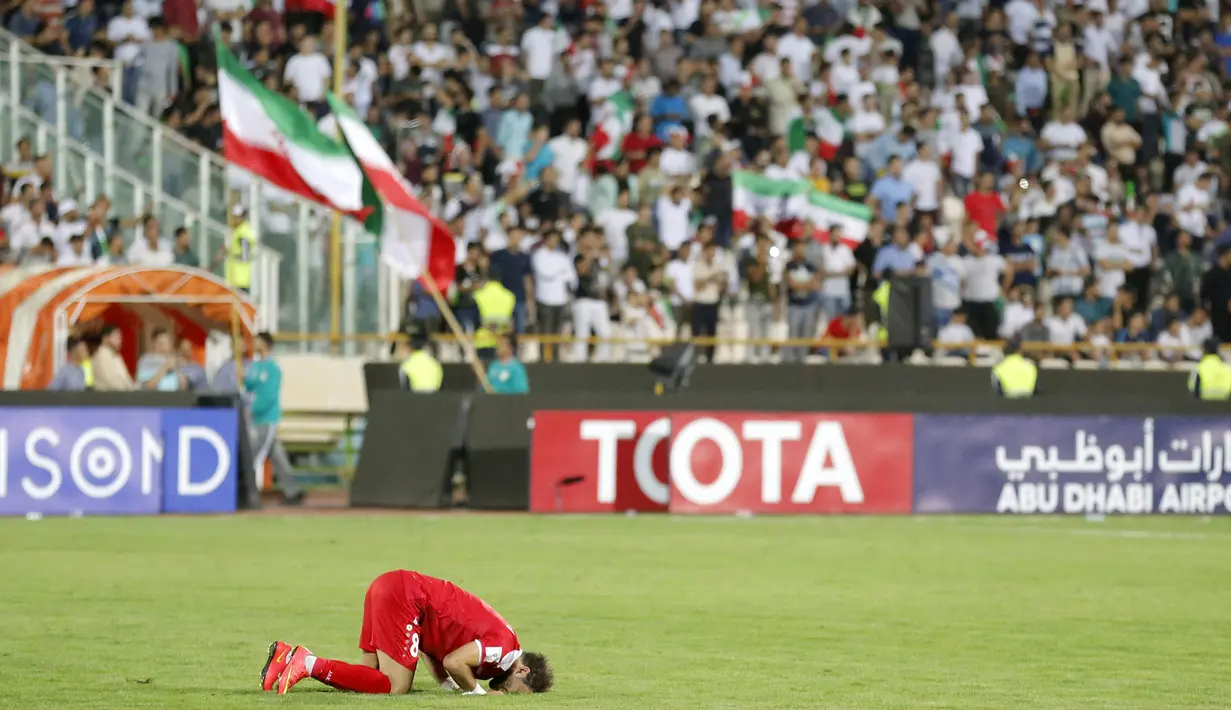 Pemain Suriah sujud usai menahan imbang Iran 2-2 pada laga kualifikasi Piala Dunia 2018 di Stadion Azadi, Taheran, Selasa (5/9/2017). Finis urutan tiga grup A, Suriah lolos ke babak playoff untuk menantang Australia. (AFP/Atta Kenare)