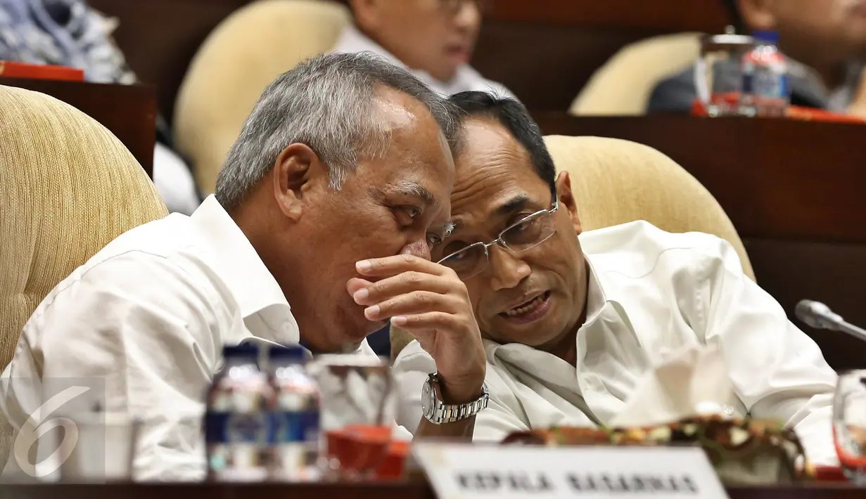 Menhub Budi Karya Sumadi dan Menteri PU, Basuki Hadimoeljono saat raker dengan Komisi V DPR, Jakarta, (24/10). Raker ini untuk menetapkan Rencana Kerja Anggaran-Kementerian/Lembaga (RKA/KL) dalam RAPBN Tahun Anggaran 2017.  (Liputan6.com/Johan Tallo)